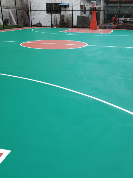 清水河 球场长期使用易出现地面开裂